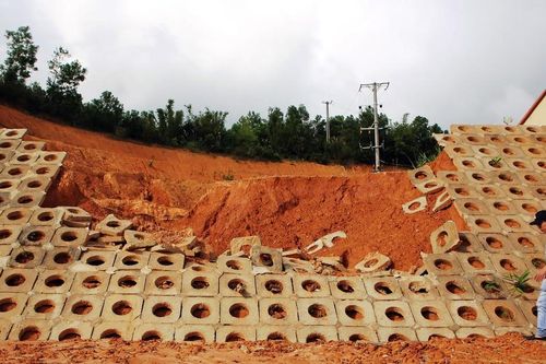 Quảng Nam: Sân vận động vừa khánh thành đã hư hỏng