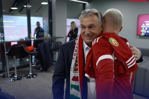Ukraine đòi Hungary xin lỗi vì chiếc khăn của Thủ tướng Viktor Orbán