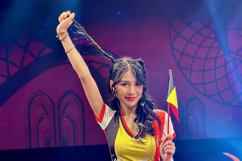 Ngắm vẻ đẹp hot girl 'Nóng cùng World Cup' yêu tuyển Bỉ