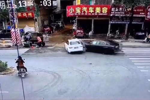 Nam công nhân vệ sinh lọt giữa 2 ô tô đâm nhau, thoát chết trong gang tấc