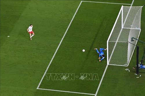 Các đồng đội động viên Robert Lewandowski sau cú sút hỏng penalty