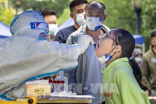 Các nhà đầu tư thêm lo ngại về kinh tế Trung Quốc khi dịch bùng phát