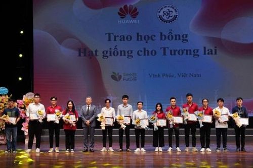 Trao 50 suất học bổng cho học sinh, sinh viên tài năng tại ngày hội Techfest 2022