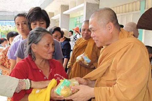 Phật giáo Việt Nam tích cực tham gia từ thiện xã hội, xóa đói giảm nghèo