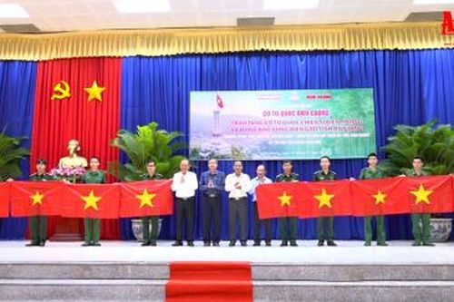 Trao tặng 10.000 lá cờ Tổ quốc cho đồng bào, chiến sĩ vùng biên giới An Giang