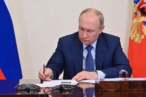 Tổng thống Nga ký sắc lệnh tăng thuế đối với dầu khí để bù thu ngân sách