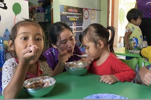Cảm phục các cô giáo mầm non hàng ngày vượt quãng đường xa chở cơm cho trẻ