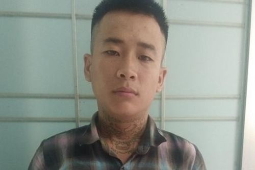 Cầm súng rượt đuổi trên phố rồi về nhà ẩn nấp