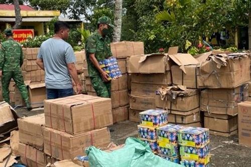 Dùng xuồng máy chở 2 tấn pháo qua biên giới