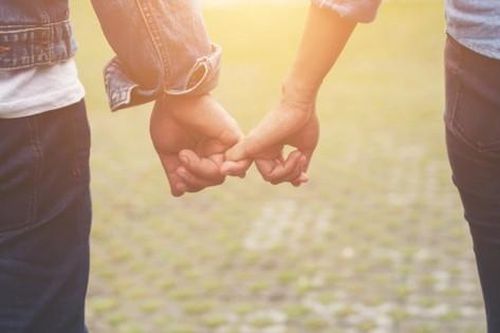 Lấy chồng già đáng tuổi bố mình, cô gái khẳng định hoàn toàn vì tình yêu chứ không vì lợi ích tài chính