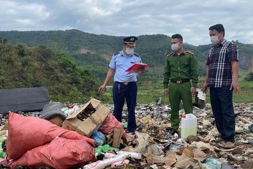 Quá hạn sử dụng, hóa mỹ phẩm vẫn được bày bán công khai