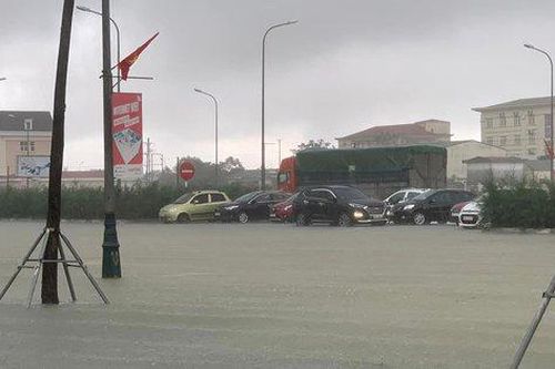 Mưa lớn, tuyến đường huyện ven biển Hà Tĩnh bị ngập sâu