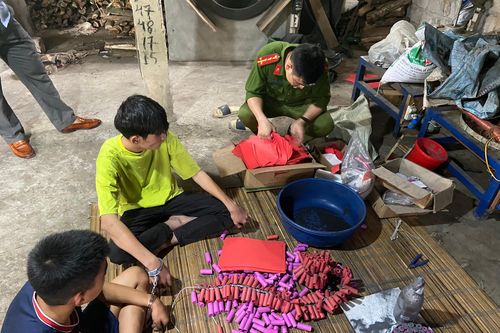Hai thiếu niên sản xuất pháo nổ, gửi chuyển phát nhanh cho khách
