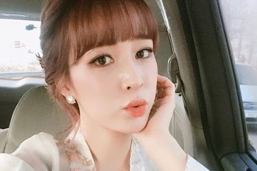 Nữ ca sĩ kiếm sống bằng nghề giao sữa từ 2h sáng