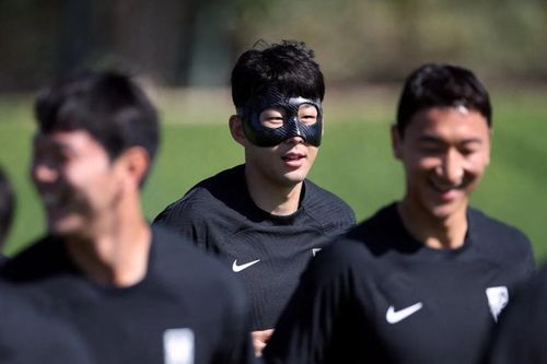 Son Heung-min đeo mặt nạ thi đấu trong trận mở màn của tuyển Hàn Quốc