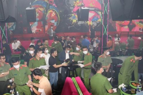25 thanh niên mở tiệc ma túy tại quán bar