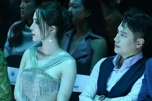 Quỳnh Nga ngồi sát Việt Anh ở hàng ghế đầu Tuần lễ Thời trang Việt Nam
