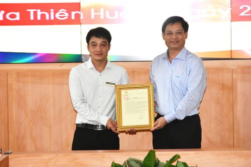 Trao Thư khen của Chủ tịch nước cho chàng trai lao xuống sông cứu người