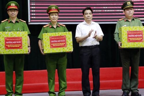 Quảng Nam khen thưởng đột xuất lực lượng công an trong tấn công tội phạm