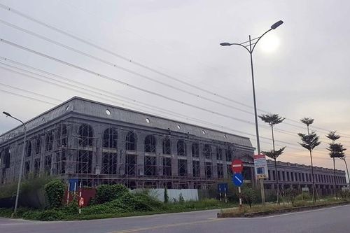 Bắc Ninh: Nguy hiểm công trình 'khủng' ngay sát đường điện cao thế