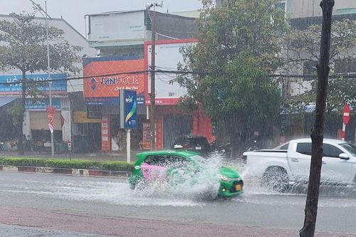 Mưa 'trắng trời' khiến nhiều tuyến đường ở thành phố Vinh bị ngập sâu