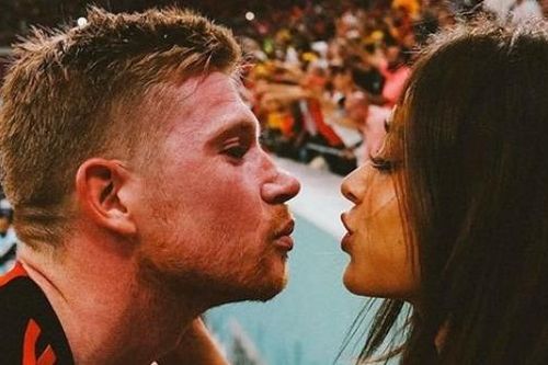 World Cup 2022: Đội tuyển Bỉ chia vui chiến thắng với gia đình trên khán đài