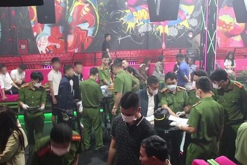 Gần 100 cán bộ chiến sỹ kiểm tra '7 Bar Station' phát hiện 25 nam nữ dương tính ma túy