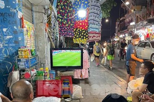 Người dân phố cổ Hà Nội bê tivi ra vỉa hè xem World Cup
