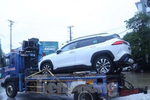 Mưa lớn gây ngập sâu, ô tô chết máy la liệt ở thành Vinh