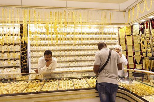 Chàng trai Việt khám phá chợ 'nhà giàu', ngày giao dịch gần 10 tấn vàng ở Dubai