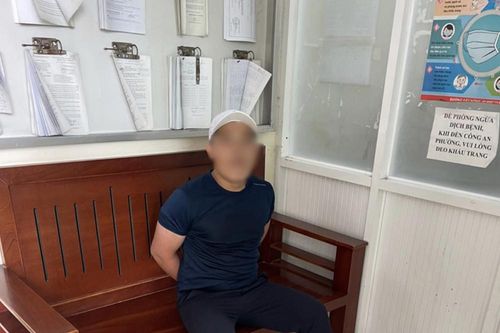 CSGT khống chế kẻ cầm dao tấn công người đi đường ở TP.HCM