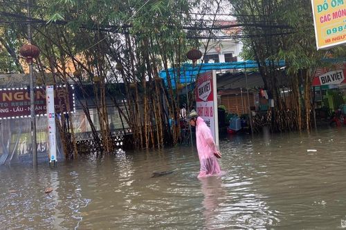 Phố đi bộ Nguyễn Tài và nhiều nhà dân ngập băng trong mưa