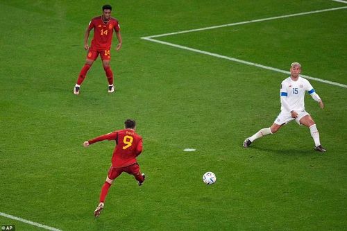 Gavi ghi danh vào lịch sử World Cup sau trận thắng 7-0 của Tây Ban Nha