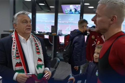 Thủ tướng Hungary gây ra 'cơn bão ngoại giao' với chiếc khăn cổ vũ bóng đá