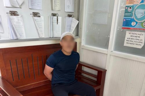 Cảnh sát giao thông khống chế đối tượng dùng dao tấn công người đi đường