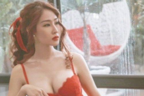 Người đẹp Thanh Hóa cổ vũ tuyển Tây Ban Nha có nóng bỏng bằng cô nàng 'cởi áo' vì tuyển Đức?