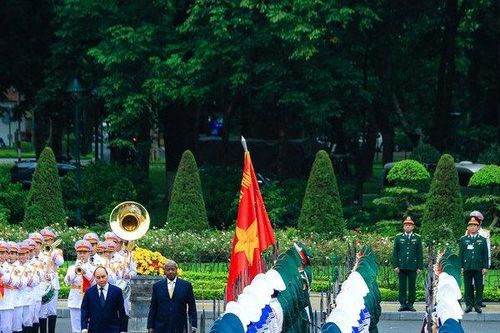 Chủ tịch nước Nguyễn Xuân Phúc chủ trì lễ đón Tổng thống Uganda