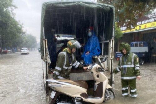 Công an Tp.Vinh dầm mình, giúp dân trên các tuyến đường ngập sâu