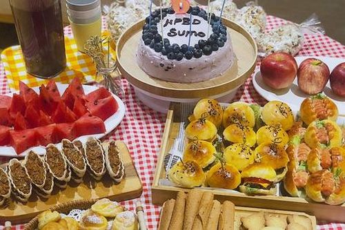 Mẹ tự tay trang trí và làm bánh siêu ngon cho tiệc sinh nhật của các con