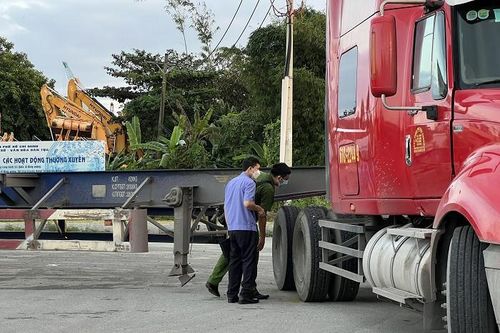 Bình Dương: Thanh niên đi xe máy đâm vào hông xe đầu kéo, tử vong thương tâm