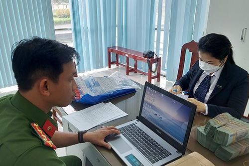 Trao trả cho ngân hàng 1,75 tỷ đồng bị cướp