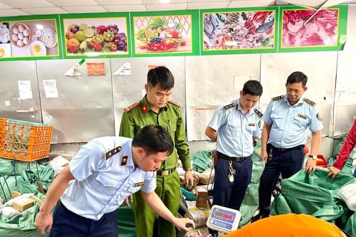 Gần 12 kg pháo nổ vừa bị lực lượng chức năng thu giữ tại chi nhánh giao hàng nhanh