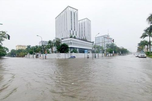 Nghệ An: Mưa trắng trời, hàng loạt tuyến phố tại thành phố Vinh bị ngập úng nghiêm trọng