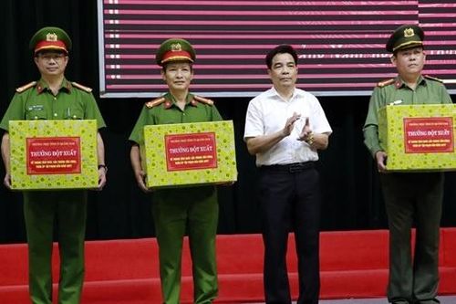 Thưởng nóng 3 đơn vị làm rõ hoạt động cho vay và đòi nợ kiểu 'khủng bố'