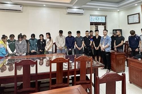 Bắt nhóm bay lắc, thu giữ 29 bình khí và hàng nghìn quả bóng cười