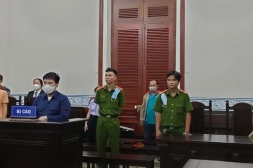 Nước nhà xưởng rơi ướt đàn gà, tức khí chém gục hàng xóm