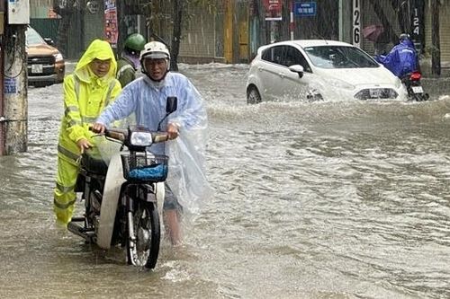 Được CSGT đưa xe thoát khỏi 'phố sông', người dân viết status cảm ơn