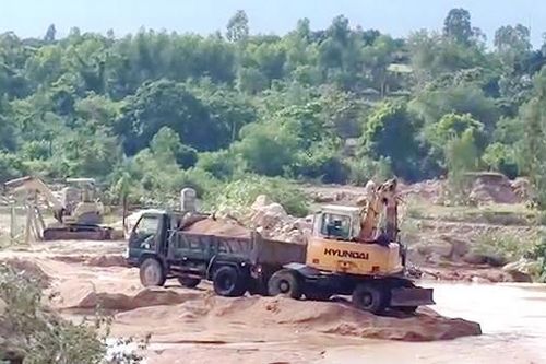 Đưa xe chuyên dụng đào múc đất cát làm biến dạng núi Đá Vôi