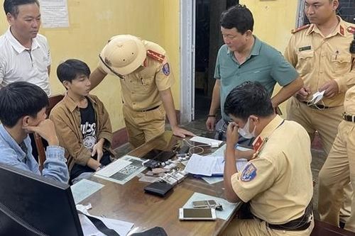 Thanh niên vi phạm luật giao thông lộ diện 7 gói ma túy