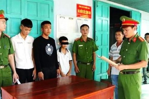 Đâm đối thủ nhiều nhát vẫn chưa hả giận, tìm đến trạm y tế đâm thêm